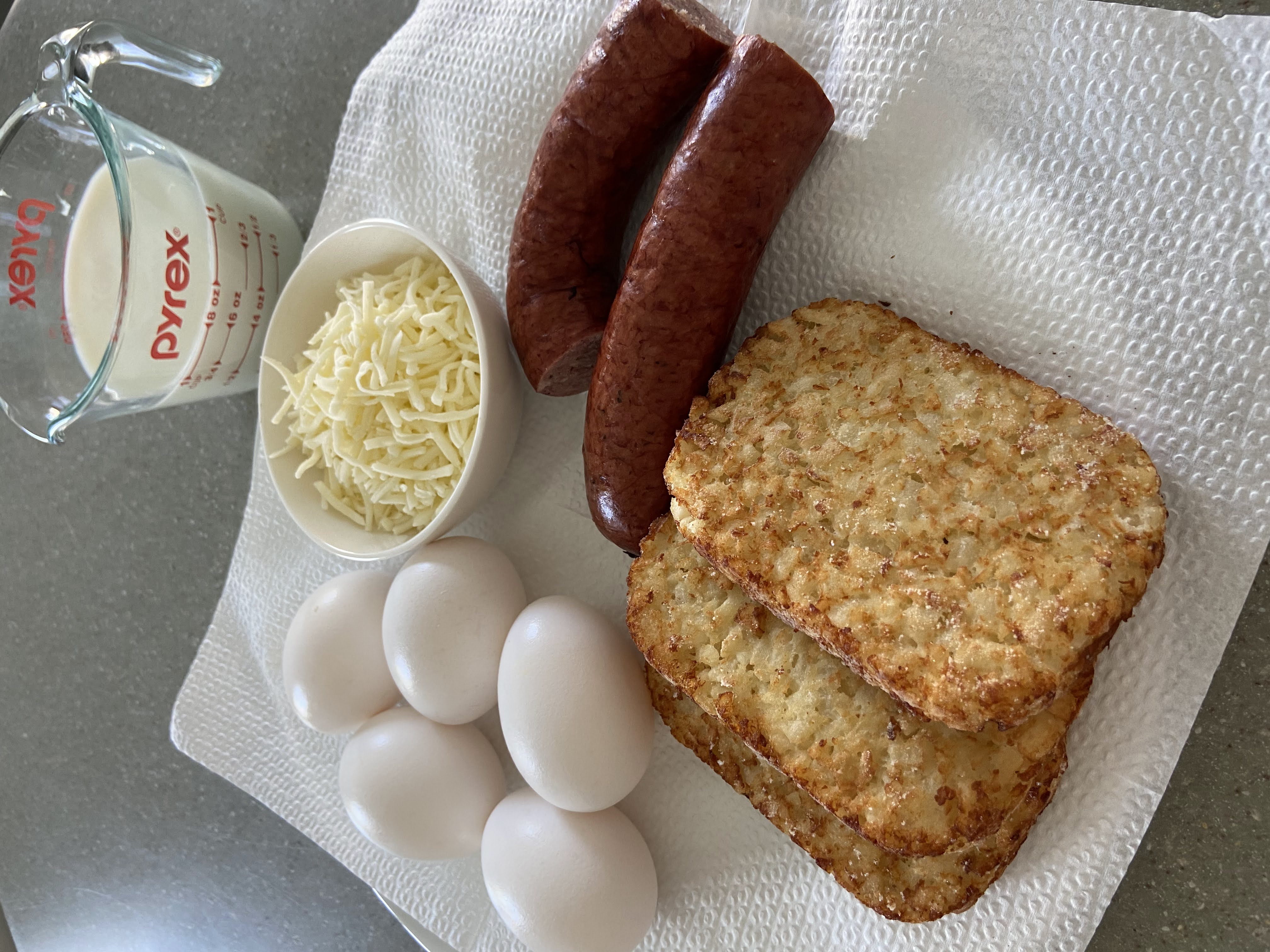 Sausage and egg casserole
Egg casserole with kielbasa
Hashbrowns egg casserole with kielbasa
sausage
eggs
hashbrowns