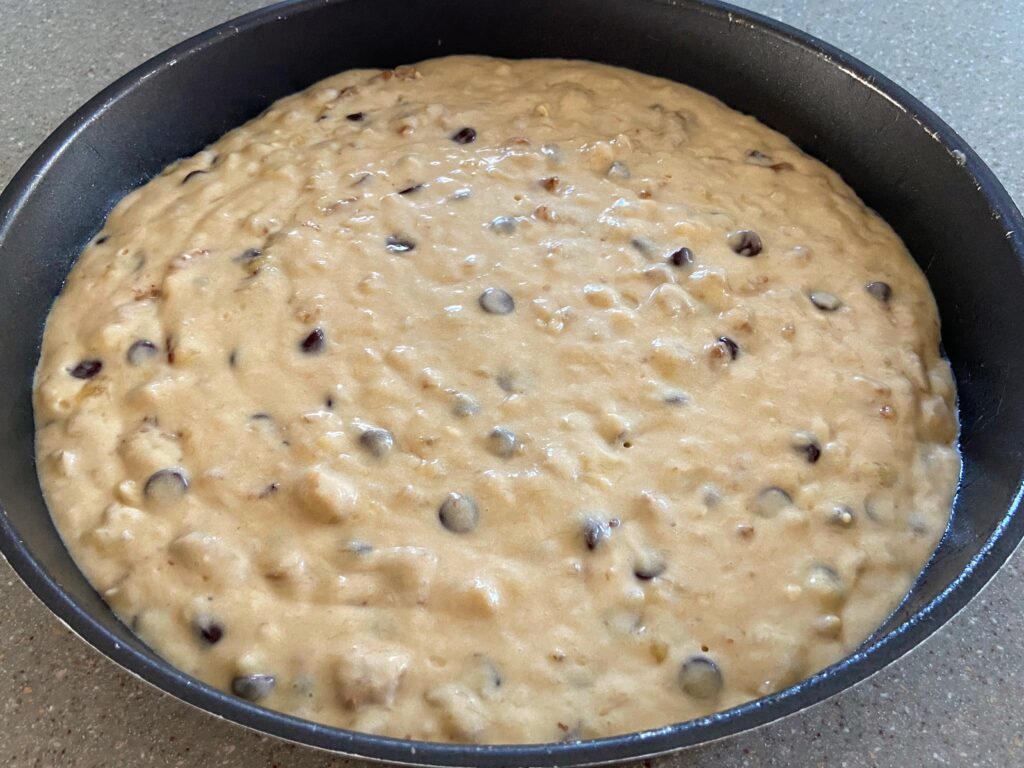 banana chocolate chip walnut cake
All ingredients are combined and added to the baking round cake dish to bake