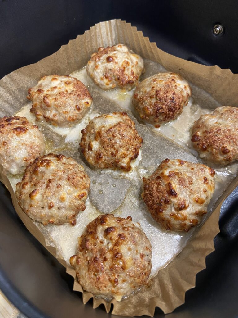 ground pork
ground chicken
healthy meatballs
air fryer meatballs
kufteta
air fryer liners